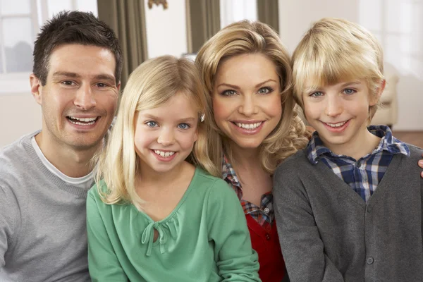 Portret szczęśliwej rodziny w domu — Zdjęcie stockowe