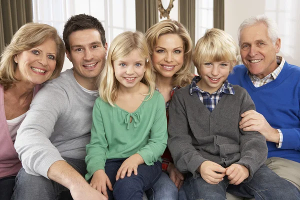 Portret van drie-generatie familie thuis — Stockfoto