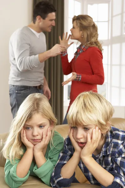 Padres de familia discutiendo en casa frente a sus hijos — Foto de Stock
