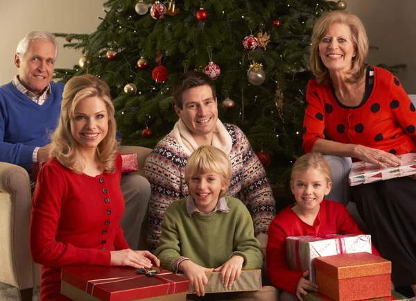 Drie generatie familie openen de giften van Kerstmis thuis — Stockfoto