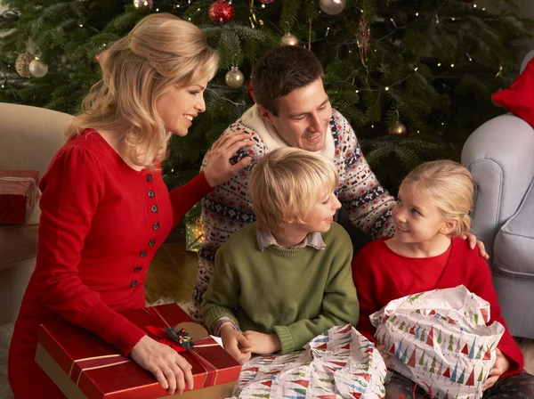 Familie openen de giften van Kerstmis thuis — Stockfoto