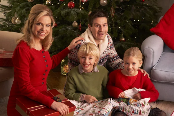 Rodina otevírání vánoční dárky doma — Stock fotografie