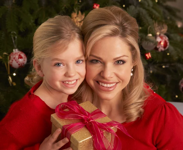 Dcera dává matka vánoční dárek — Stock fotografie