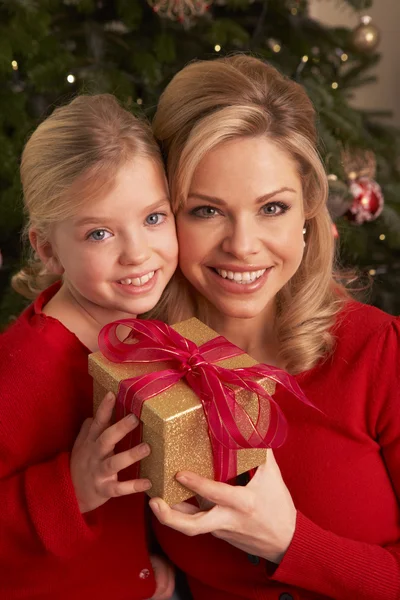 Hija dando regalo de Navidad a madre —  Fotos de Stock