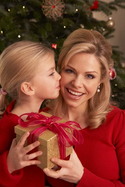 Hija dando regalo de Navidad a madre — Foto de Stock