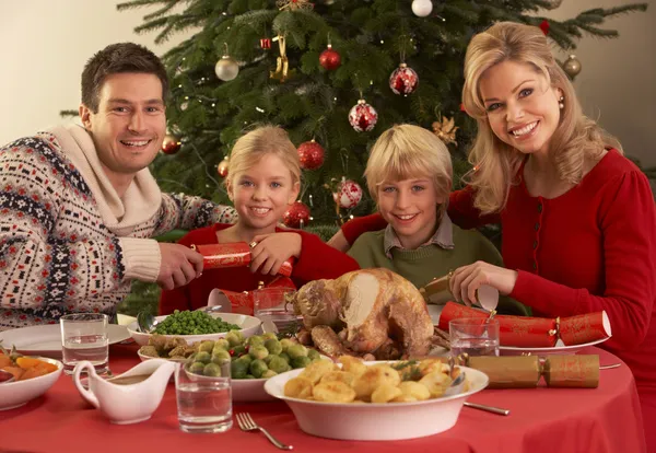 Οικογένεια απολαμβάνοντας το χριστουγεννιάτικο γεύμα στο σπίτι — Φωτογραφία Αρχείου