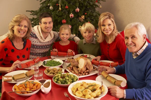 Τρεις γενιάς οικογένεια απολαμβάνοντας το χριστουγεννιάτικο γεύμα στο σπίτι — Φωτογραφία Αρχείου