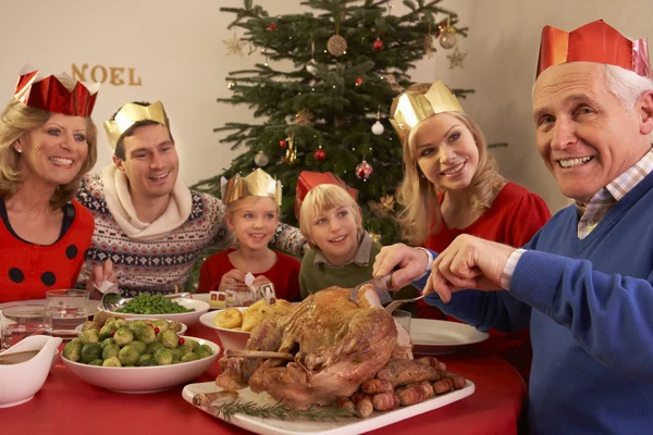Famiglia di tre generazioni che si gode il pasto di Natale a casa — Foto Stock