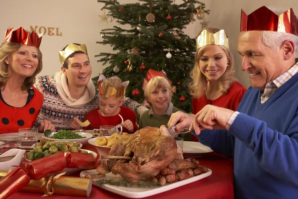 Familia de tres generaciones disfrutando de la comida de Navidad en casa — Foto de Stock