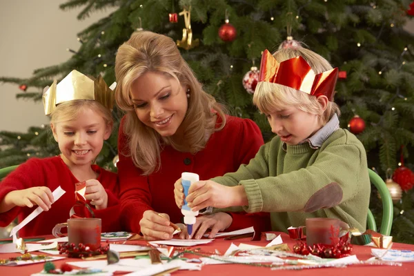 Mutter und Kinder basteln gemeinsam Weihnachtskarten — Stockfoto