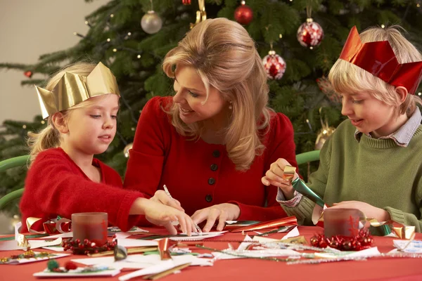 Anne ve çocuklar birlikte Noel kartları yapmak — Stok fotoğraf