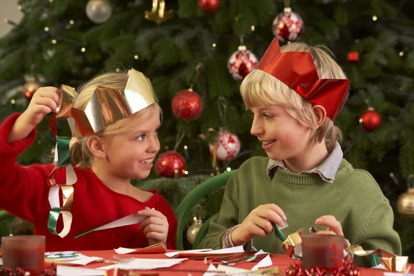 Kinder basteln gemeinsam Weihnachtsschmuck — Stockfoto