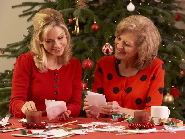 Kadınlar evde Noel kartları yapmak — Stok fotoğraf