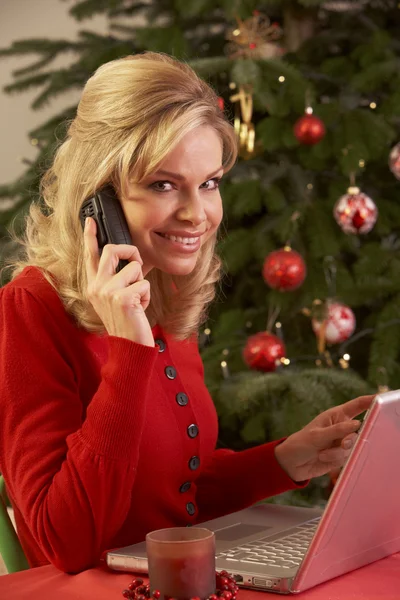 Woman Shopping Online For Christmas Gifts — Stock Photo, Image