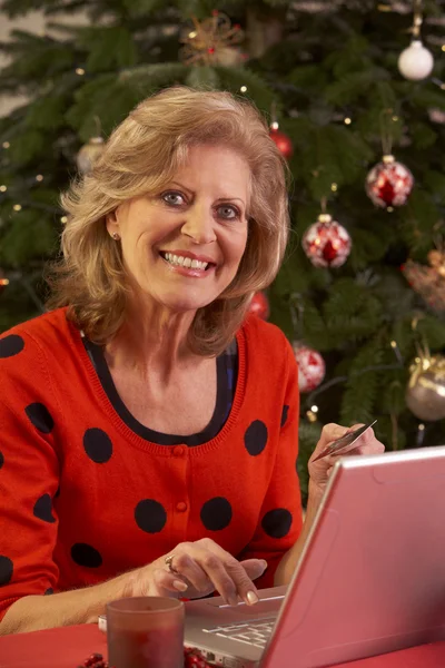 Ανώτερος γυναίκα ψωνίζει on-line για χριστουγεννιάτικα δώρα στο τηλέφωνο — Φωτογραφία Αρχείου
