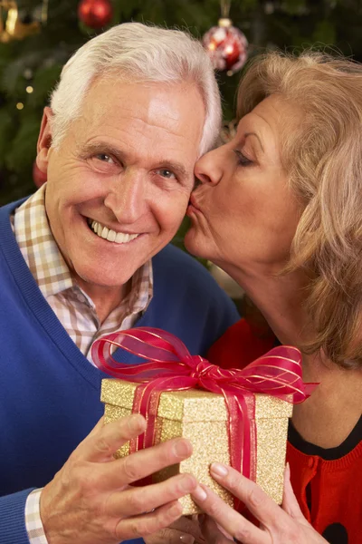 Coppia anziana che scambia regali di Natale — Foto Stock