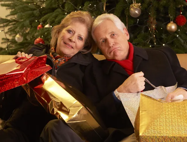 クリスマスのショッピング旅行の後を返す年配のカップル — ストック写真