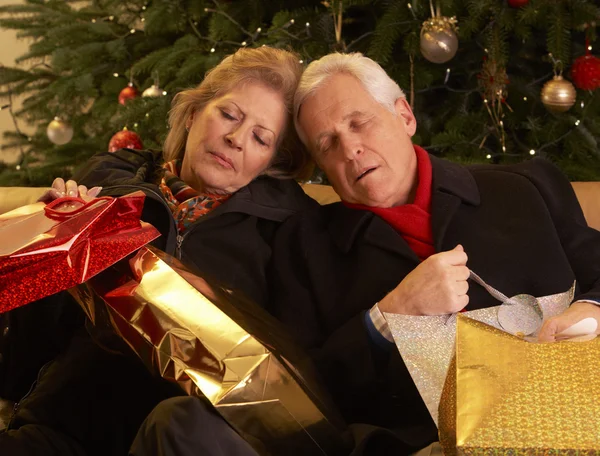 Stanco anziani coppia di ritorno dopo Natale Shopping Trip — Foto Stock