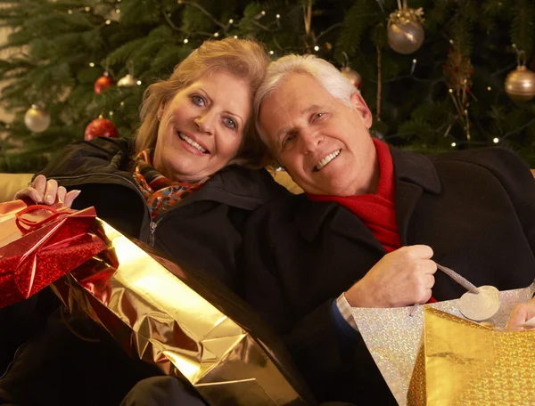 Äldre par återvänder efter jul shopping resa — Stockfoto