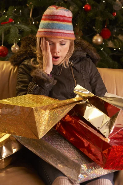 Yorgun kadın döndükten sonra Noel alışveriş gezisi — Stok fotoğraf