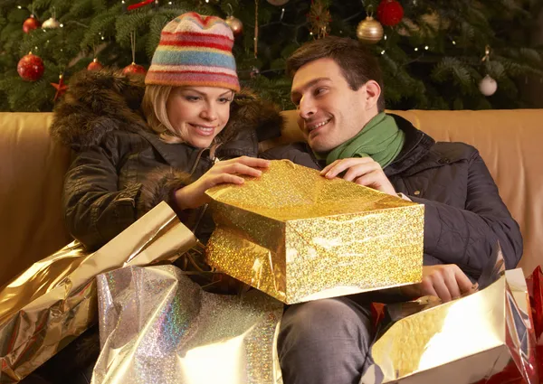 Par återvänder efter jul shopping resa — Stockfoto