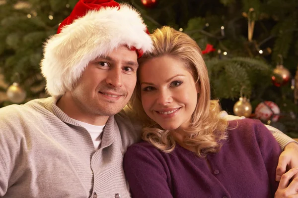 Couple se relaxant devant l'arbre de Noël — Photo