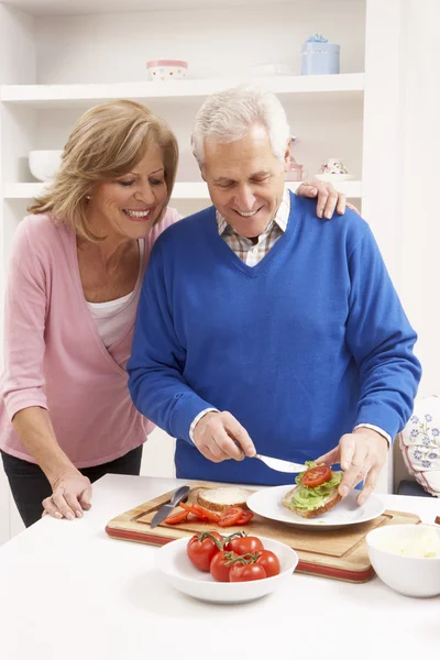 Couple âgé faisant un sandwich dans la cuisine — Photo