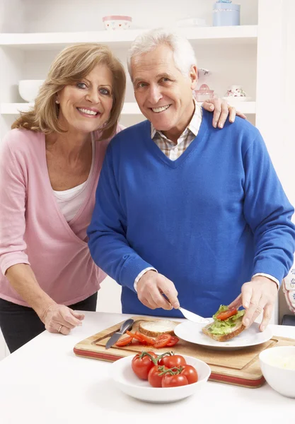 Ανώτερος ζευγάρι κάνει σάντουιτς στην κουζίνα — Φωτογραφία Αρχείου