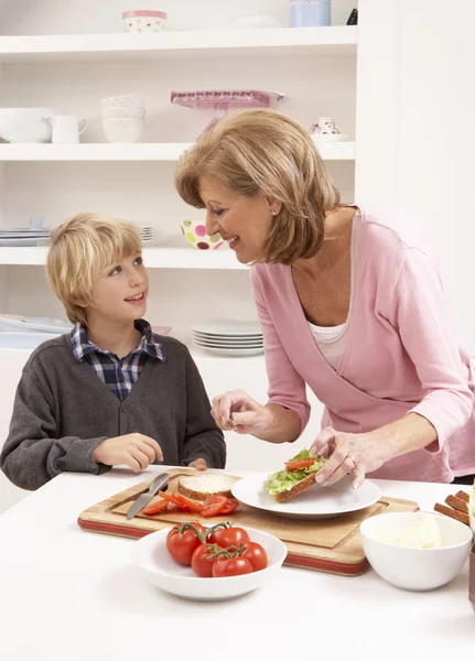 Mormor och barnbarn att göra smörgås i köket — Stockfoto