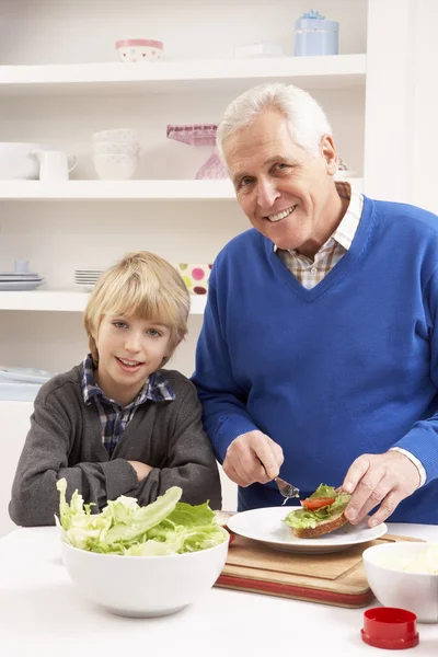 Abuelo y nieto haciendo sándwich en la cocina — Foto de Stock