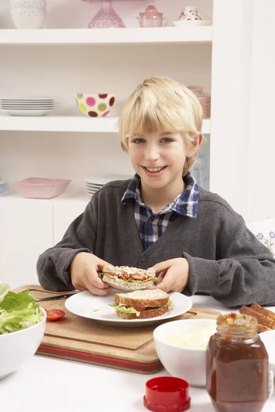 Chłopak co kanapkę w kuchni — Zdjęcie stockowe