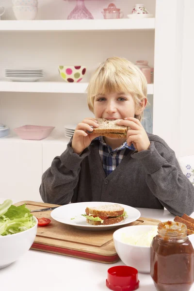 Junge macht Sandwich in Küche — Stockfoto