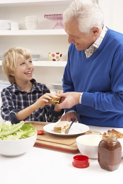 Grand-père et petit-fils faisant un sandwich dans la cuisine — Photo