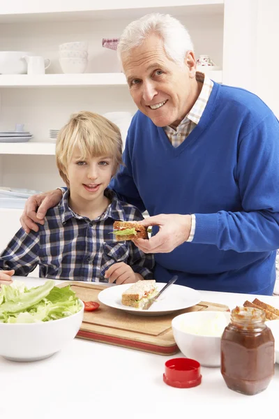 Dědeček a vnuk, že sendvič v kuchyni — Stock fotografie