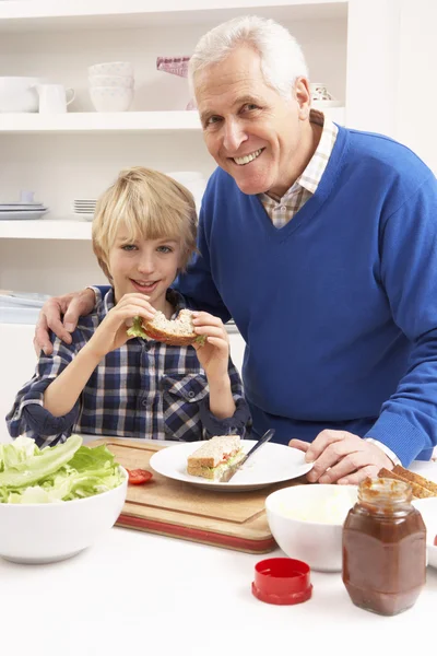 Nonno e nipote making sandwich in cucina — Foto Stock