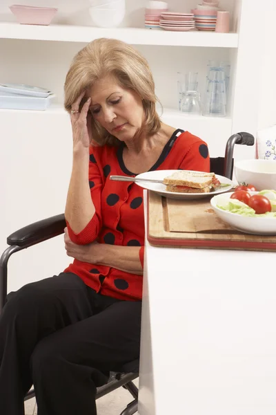 Mutfakta sandviç yapma Engelli kadın kıdemli sıkıntılı — Stok fotoğraf