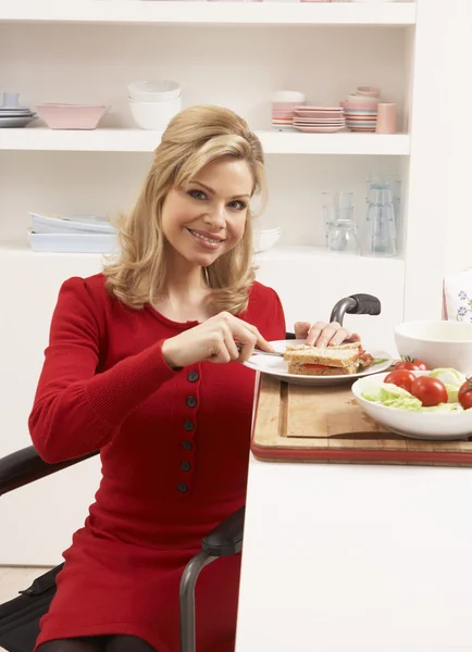 Mulher deficiente fazendo sanduíche na cozinha — Fotografia de Stock