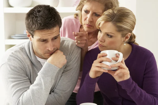 Senior mor konflikt med par med argumentet hemma — Stockfoto