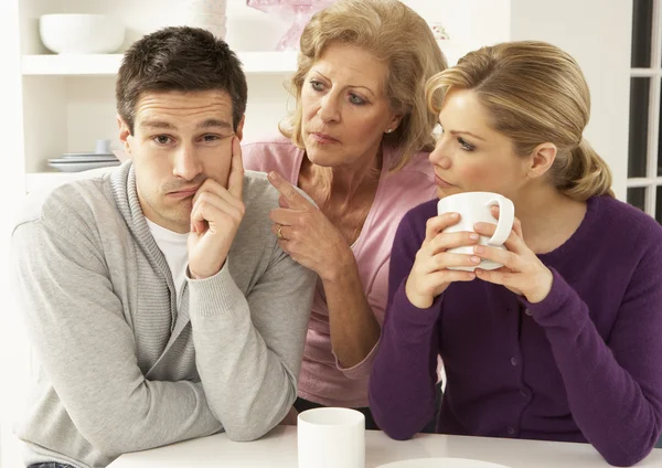Senior madre interferire con coppia having Argument a casa — Foto Stock