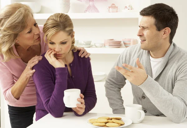 Madre mayor interfiriendo con pareja teniendo argumento en casa — Foto de Stock