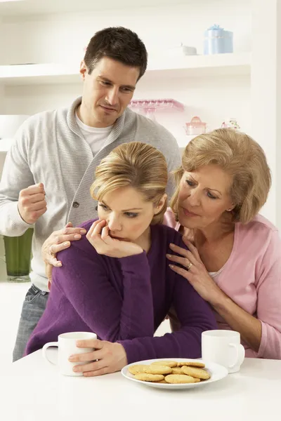 Mãe Sênior Interferindo Com Casal Tendo Argumento Em Casa — Fotografia de Stock