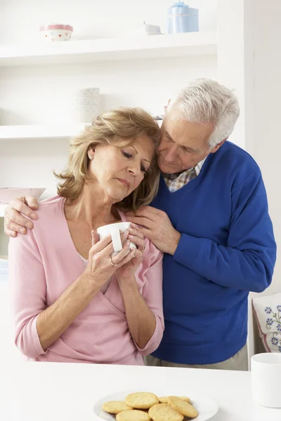 Hombre mayor consolando esposa —  Fotos de Stock