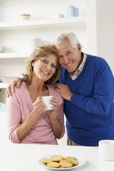 Seniorenpaar genießt Heißgetränk in Küche — Stockfoto