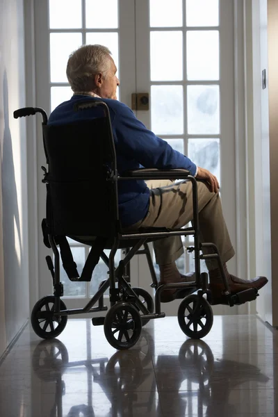 Wyłączona starszy człowiek siedzi w wózku — Zdjęcie stockowe