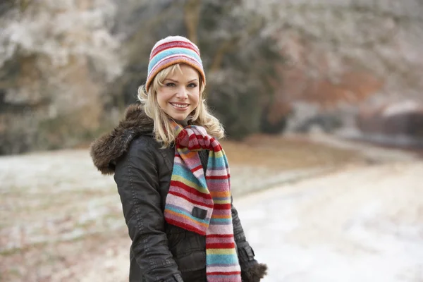 Kvinna på vinterpromenad genom frostiga landskap — Stockfoto
