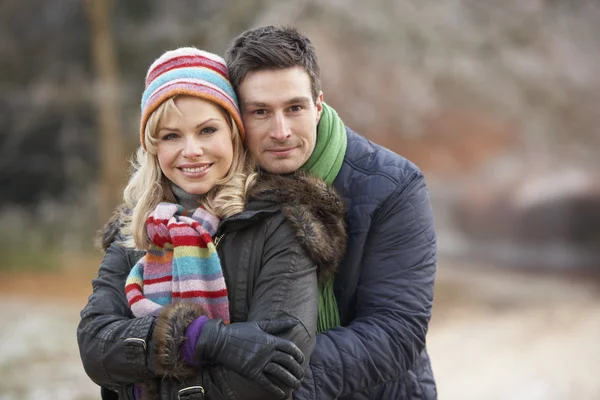 Par på romantiska vintern promenad genom frostiga landskap — Stockfoto