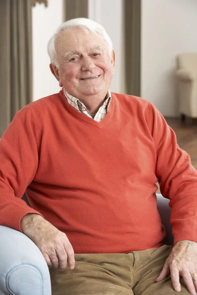 Senior homem relaxante na cadeira em casa — Fotografia de Stock