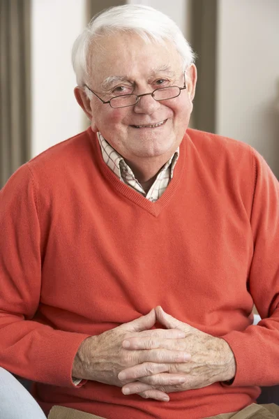 Senior mannen avkopplande i stol hemma — Stockfoto