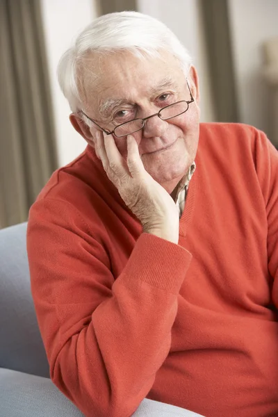 Senior man ontspannen in stoel thuis — Stockfoto