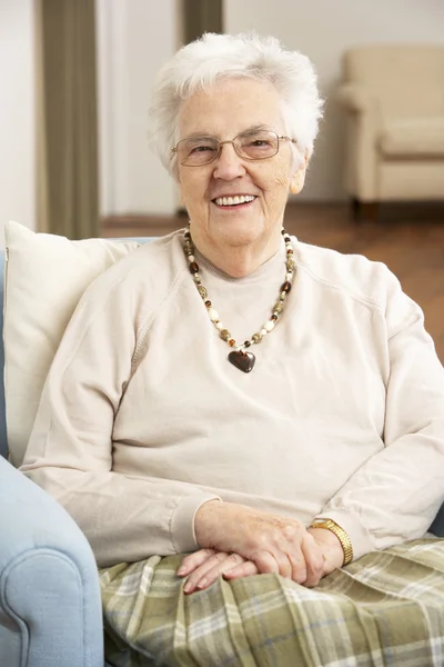 Senior vrouw in stoel thuis — Stockfoto
